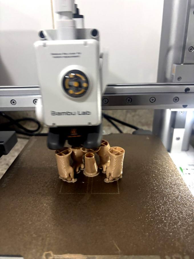 Impressora 3D da Teckno Hospitalar imprimindo peças de reposição na bancada, em Belém