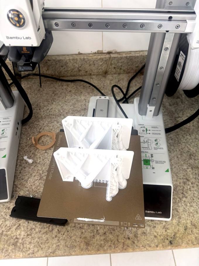 Peça estrutural sendo impressa em 3D na impressora da Teckno