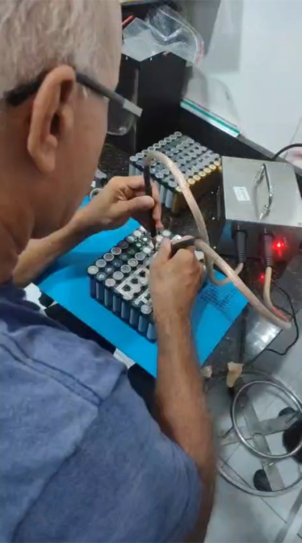 Solda ponto em uso na montagem de um pack de bateria de lítio